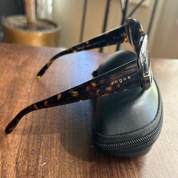 Vogue VO2606S tortoise shell Brown Sunglasses Women Magnified & case main image 9